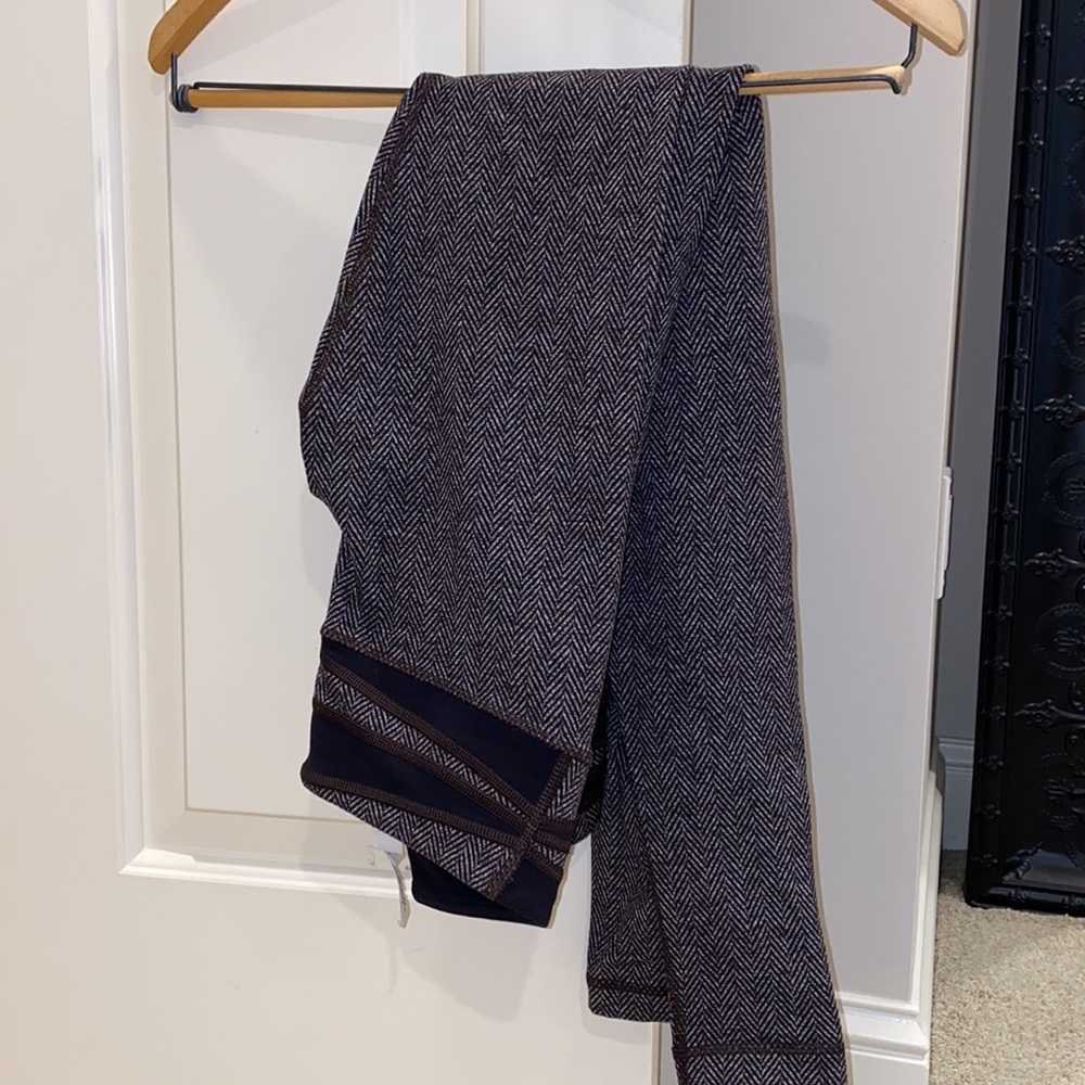 lululemon size 2 black/gray herringbone legging.